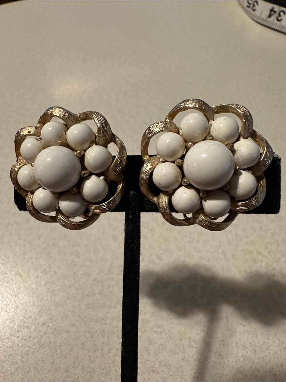 Vintage Kramer White and Gold Floral Cluster Clip-On Earrings (833)